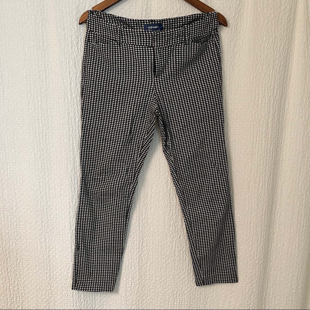 Old Navy Pixie Pant in Herringbone Pattern - Size 6